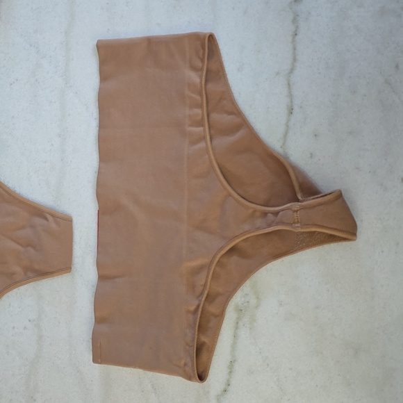 New Spanx Everyday Shaping thong, cafe au lait - Picture 2 of 3